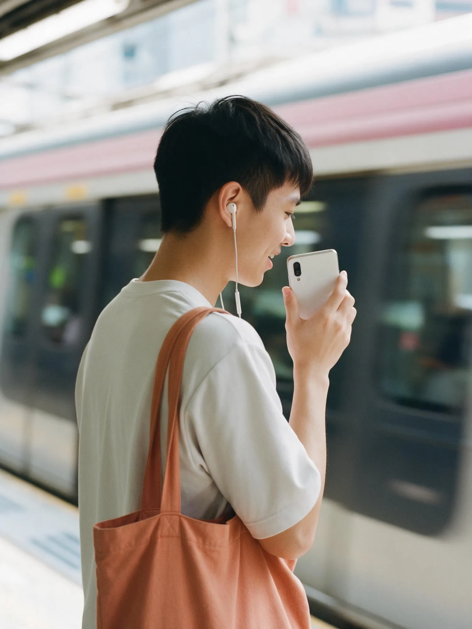 港鐵月台上，大學生對住手機講 voice message